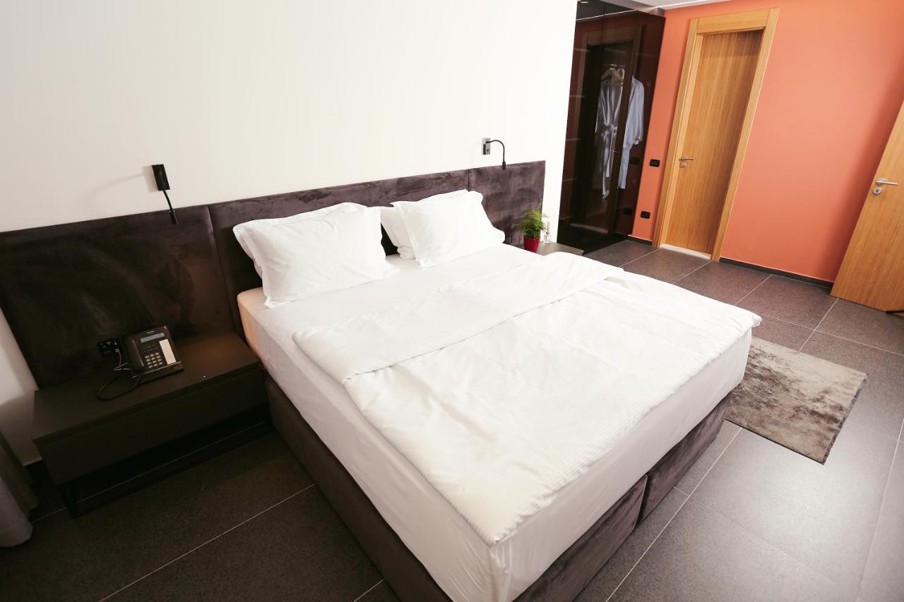 Hotel 12 Gjakova Zewnętrze zdjęcie